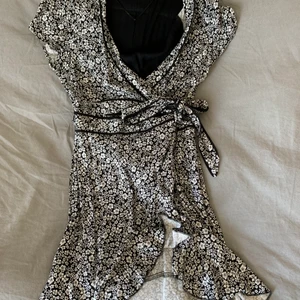 Klänning från bikbok  - Jättefin sommarklänning från bikbok, för stor för mig så har tyvärr inte kompakt till användning men är i jättebra skick. Först i kvarn så ingen budgivning och köparen står för frakten💕💕