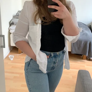 Linneskjorta  - Linneskjorta från Zara! Strl M men sitter fint på xs-s! Väldigt fint skick. Underbart plagg till sommarn!☀️