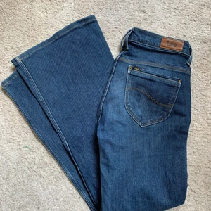 Lee jeans - Bootcut jeans från Lee. Ger supersnygg rumpa!! Uppsydda lite så passar perfekt för någon som är runt 160-165 (jag är själv 163)