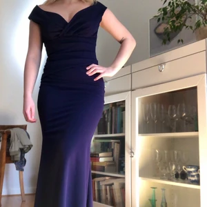 Balklänning  - Säljer min oanvända balklänning pga för liten och jag kan int skicka tillbaka. Jag är 167cm lång. Lappen sitter kvar. Skriv om ni vill ha fler bilder💗 kan tänka mig ett lägre pris 