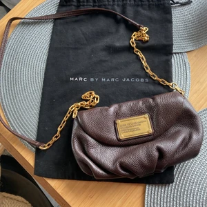 Marc Jacobs väska. Model; Workewear - Jättefin liten axelremsväska som går att använda både med och utan remmen, har fast sydd plånboksdel för plats till 6 kort. Äkta läder och ff. Fläckfritt och helt innefoder.