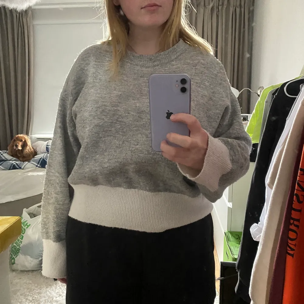 Säljer en grå jätteskön tröja från H&M, tjockt material så jätte varm!! Jag är 164 lång. . Tröjor & Koftor.