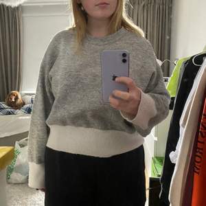 Säljer en grå jätteskön tröja från H&M, tjockt material så jätte varm!! Jag är 164 lång. 