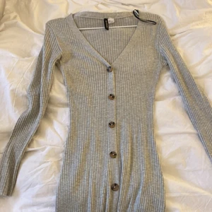 Ribbad lång klänning med knappar  - Super fin o skön lång klänning❤️  super bra skick 