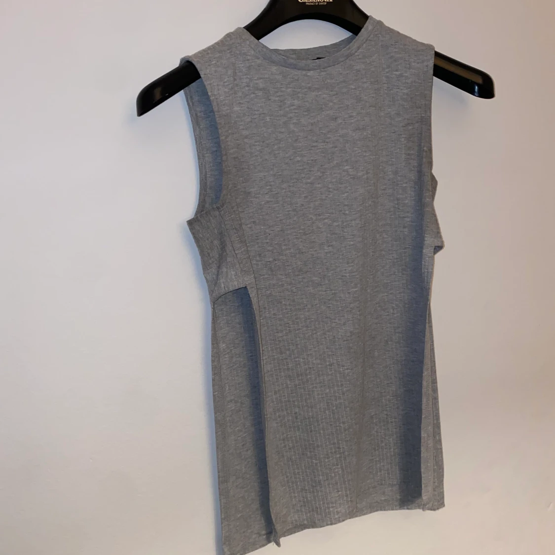 Grå tröja öppen på sidorna