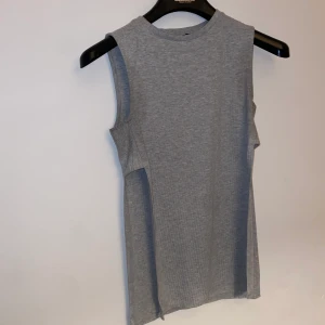 Grå tröja öppen på sidorna - Mycket fin tröja. Använd ca 2 gånger. Mycket bra skick. Köparen står för frakt.