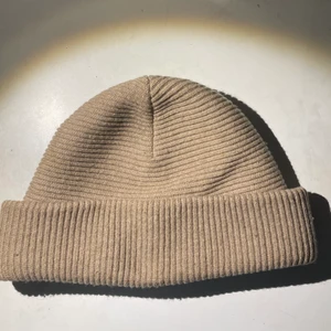 Filippa K mössa  - I mycket välbevarat skick. Först till kvarn