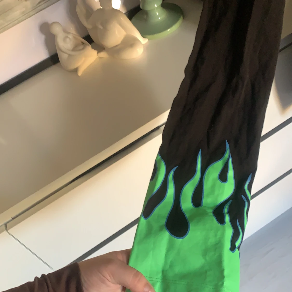 Svart tröja med tryck  - 90