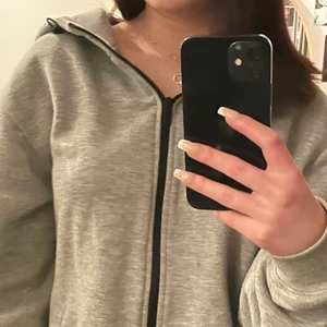 Oversized grå zip up hoodie  - En jätte skön och snygg oversized zip up hoodie! 