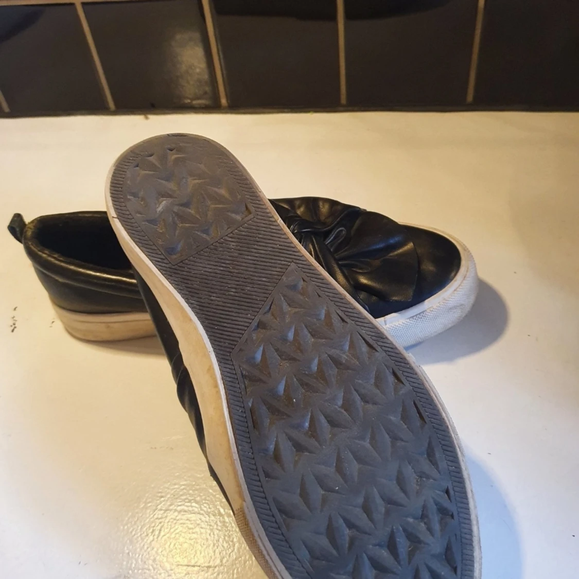 Svara skor i skinnimitation st 37 - 91