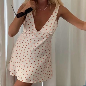 Klänning  - Säljer min zara klänning med körsbär på!!! 