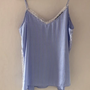 Randigt linne  - Blå randigt linne med spets från zara i storlek L. Aldrig använd. 