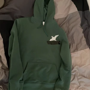 Axel arigato hoodie st m - Axel arigato hoddie väldigt skönt material nästan helt ny väldigt bra kvalite säljer på grund av den ör för liten