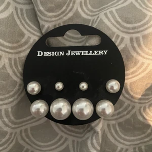 Öronhängen  - Säljer ett pack med öronhängen. Köpta på Ullared tror jag, men aldrig använda. Nickel och blysäkra! Det är 4 olika storlekar i packet.