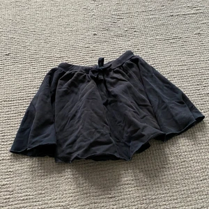 Mjukiskjol från How to Kiss A Frog - Populär kjol i mjukismaterial från How To Kiss A Frog