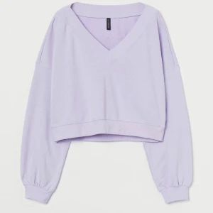 Lilla sweatshirt  - Säljer min ljuslila v-ringade sweatshirt från hm i storlek S. Aldrig använd och inga defekter. Skirv privat om du har frågor! (Lånade bilder) 