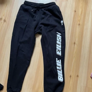 Billie Eilish mjukisbyxor - Bra skick, har använts typ 1 gång för har mest shorts på mig så det är bättre att den kommer i användning :)