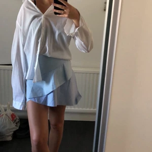 Kjol m volang från Zara, stl xs  - Säljer en så otroligt fin kjol!! Gör nästan ont i hjärtat att sälja men den används inte tillräckligt hos mig. Storleken är XS men jag har normalt S i underdelar och den passar mig jättebra. Perfekt till sommaren!