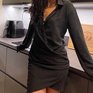Svart klänning - Säljer denna fina klänning från PLT som jag endast använt 1 gång. Lite för stor på mig som vanligtvis brukar ha 36 men det beror på hur man vill att den sitter. Skickar jätte gärna fler bilder om det önskas💕 