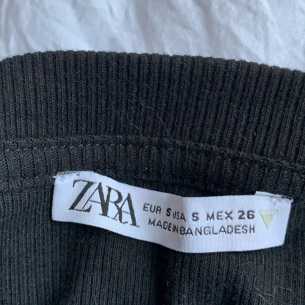 Volang tröja från zara. Köpt för bara 2 veckor sedan och andvänd 1 gång, väldigt fint skick! Köpt för 119 kr på zara och jag säljer för 60kr💞. Toppar.