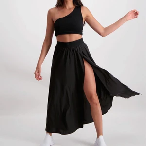 Maxikjol svart från Aim’n Sportswear  - Svart maxikjol i storlek xs/s men passar nog bättre om man vanligtvis har S! Den är endast testad men var lite för stor då jag använder XS vanligtvis. 