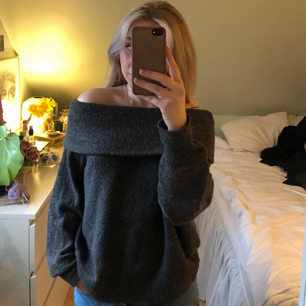 Skön och snygg stickad off shoulder tröja från h&m✨ köptes för några år sedan men har definitivt blivit modern igen😉 Fin mörkgrå i begagnat skick. Gosig men ändå sval och passar bra till våren eller en fin sommarkväll☀️💞. Stickat.