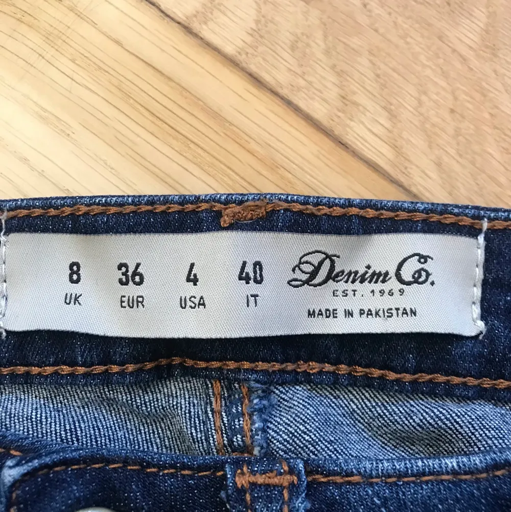 Jättefina tajta lowrise jeans med slitningar i stl 36. XS/S. Köpta på Primark i London och är tyvärr för små för mig. De är sparsamt använda så de är i princip i nyskick! Jag kan mötas upp annars tillkommer frakt. Valfritt fraktalternativ från postnord. . Jeans & Byxor.