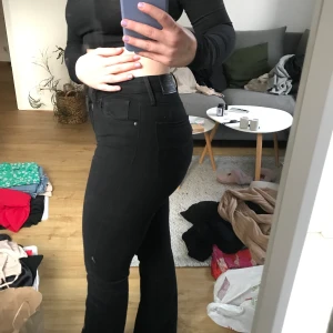 Jeans - Snygga raka svarta jeans från Levis 