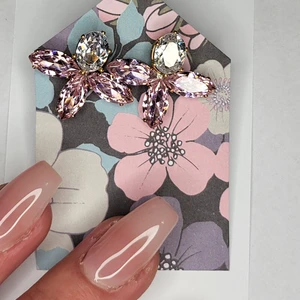 Nya örhängen glitter Cz kristaller  - Vackra handgjorda örhängen. Smider ihop smycken för lång och bra hållbarhet med CZ kristaller. Vackra rosa samt vit gnistrande stenar/sten.   Skickas väl omslaget.  Se gärna film på Smycket på min instagram:  Sannas_hantverk  Lycka till!