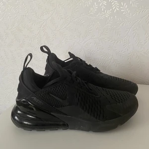 Nike air Max 270 - Säljer mina svarta Nike air Max 270 då jag har tänkt o köpa såna i vita istället ❤️ strl 37,5 bra skick & kan skicka spårbart 
