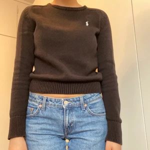 Ralph Lauren Stickad Tröja - Tröja från Ralph Lauren i M men passar mig som har S💓 Den är svart men ser lite brun ut på vissa bilder☺️ kvaliten är så bra har haft den flera år utan att den fått någon defekt!
