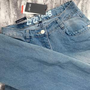 nya vintage jeans i stl 36 men mer som en 34a. mellan höga i midjan och raka/lite vida i benen. skriv för fler bilder, mått osv ❤️