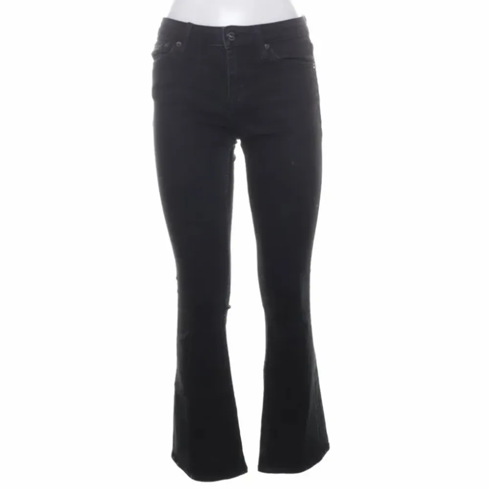 Skitsnygga svarta mid/lowrised jeans från Crocker, säljer pga för små för mig!!! 🖤❤️‍🔥. Jeans & Byxor.