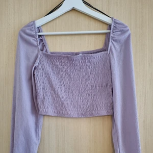Lila topp stl s - Ljuslila topp, stl S. Endast använd 1 gång så i nyskick. Köparen står för frakten💜