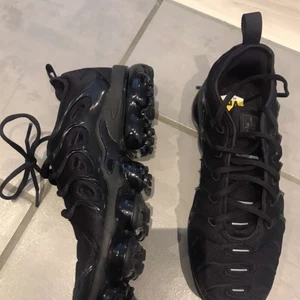 Nike air vapormax plus - Säljer mina helt nya och oanvända vapormax + pga för liten i storleken. Köpte dom för 2500 i butik. Skriv endast om du är säker. 700kr vid snabbaffär.