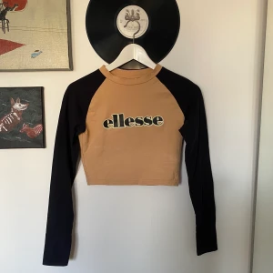 Ellesse långärmad croptop  - ”Beige” och svart ellesse tröja, tunn och stretchig, använd en gång. Hör av dig vid frågor/ fler bilder ❤️
