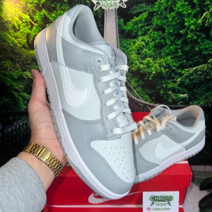 Nike Dunk Low "Two Tone Grey" 🐭 - Nike Dunk Low "Two Tone Grey" 🐭  Storlek:  -43  Pris:2099kr
