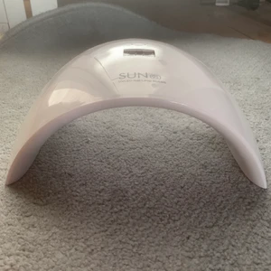 Uvled nagel lampa - Nagel lampa UVLED. Aldrig använd och kartongen finns kvar. Finns med laddare till den. Frakt tillkommer.