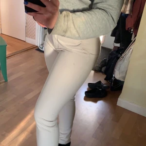 beigea kostymbyxor  - Beigea kostymbyxor i helt nyskick, endast använda få gånger utan att det syns! Passar xs-m beroende på vad man vill ha för passform💜