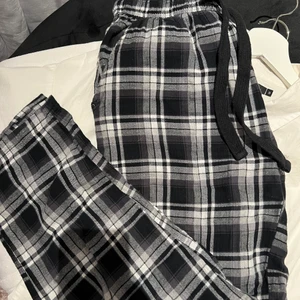 Pyjamas byxor  - Kommer tyvärr inte till användning. Jag är ungefär 170cm och de går ner till marken på mig. Skulle passa någon som har storlek Xs, S, M. Frakten ingår 