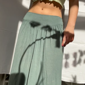 Sage grön kjol - Underbar skön sage grön kjol! Visas på mig som oftast bär m i underdelar. Passar även en s lågmidjat eller en mindre L då den är mycket stretchig. Jag är 169 lång. Köpare står för 57kr spårbar frakt. 