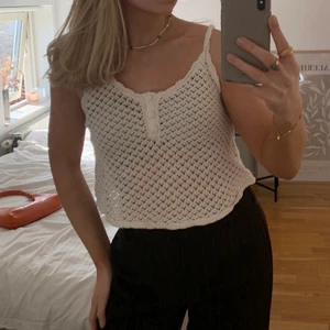 Vit stickad topp - Jättesöt vit stickad topp🧡✨ Kan skicka men köparen står för frakten :)