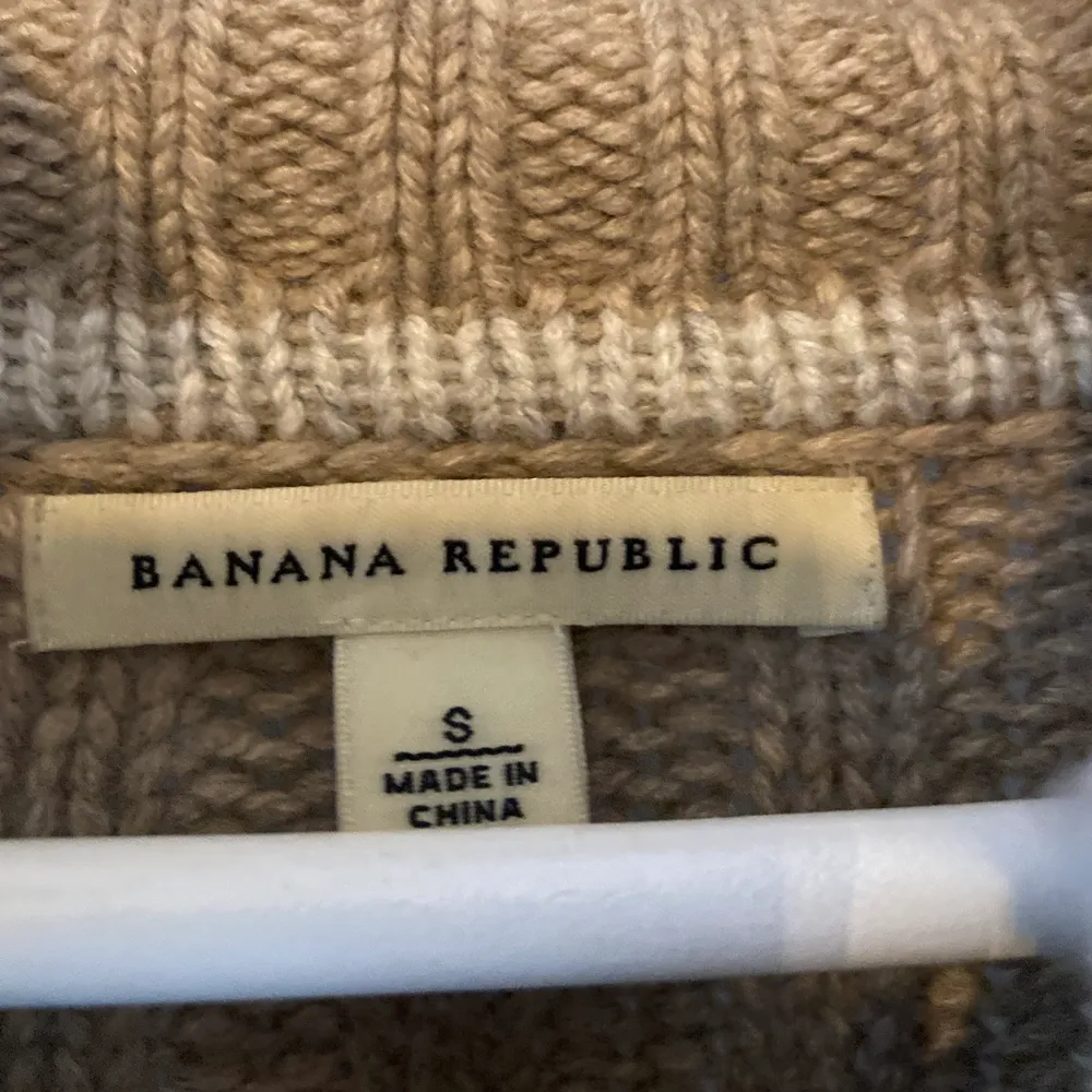 Kofta i skön stickning från Banana Republic (S) . Tröjor & Koftor.