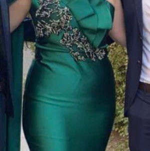 Festklänning  - Ordinarie pris 10 000 kr använd en gång 