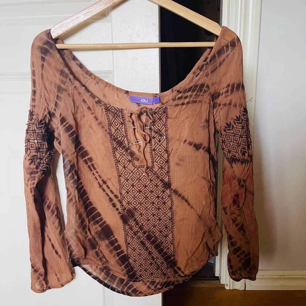 Det är en fairycore tröja som är i mesh material:). Det är en tröja som jag köpt på second hand för några månader sedan, men den har tyvärr inte kommit till anvä ding då den är för liten:(. Skrov om intresserade!💗💗💗. Tröjor & Koftor.