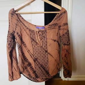 Det är en fairycore tröja som är i mesh material:). Det är en tröja som jag köpt på second hand för några månader sedan, men den har tyvärr inte kommit till anvä ding då den är för liten:(. Skrov om intresserade!💗💗💗
