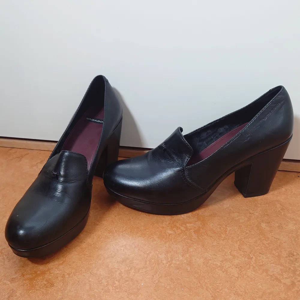 Svarta skor i äkta läder med klack🌱. Skor.