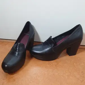 Svarta skor i äkta läder med klack🌱