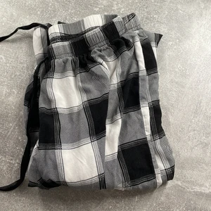 Randiga pyjamasbyxor  - Säljer ett par sjukt fina pyjamas byxor. Säljer pga att de har blivit förkorta och kommer då inte till användning. Bra skick! Ordinarie pris är 100 kr. De krympte tyvärr i torktumlaren så nu passar de nog en som är 155-157 cm lång. Pris kan diskuteras för snabbt köp. Dm för fler bilder 💗