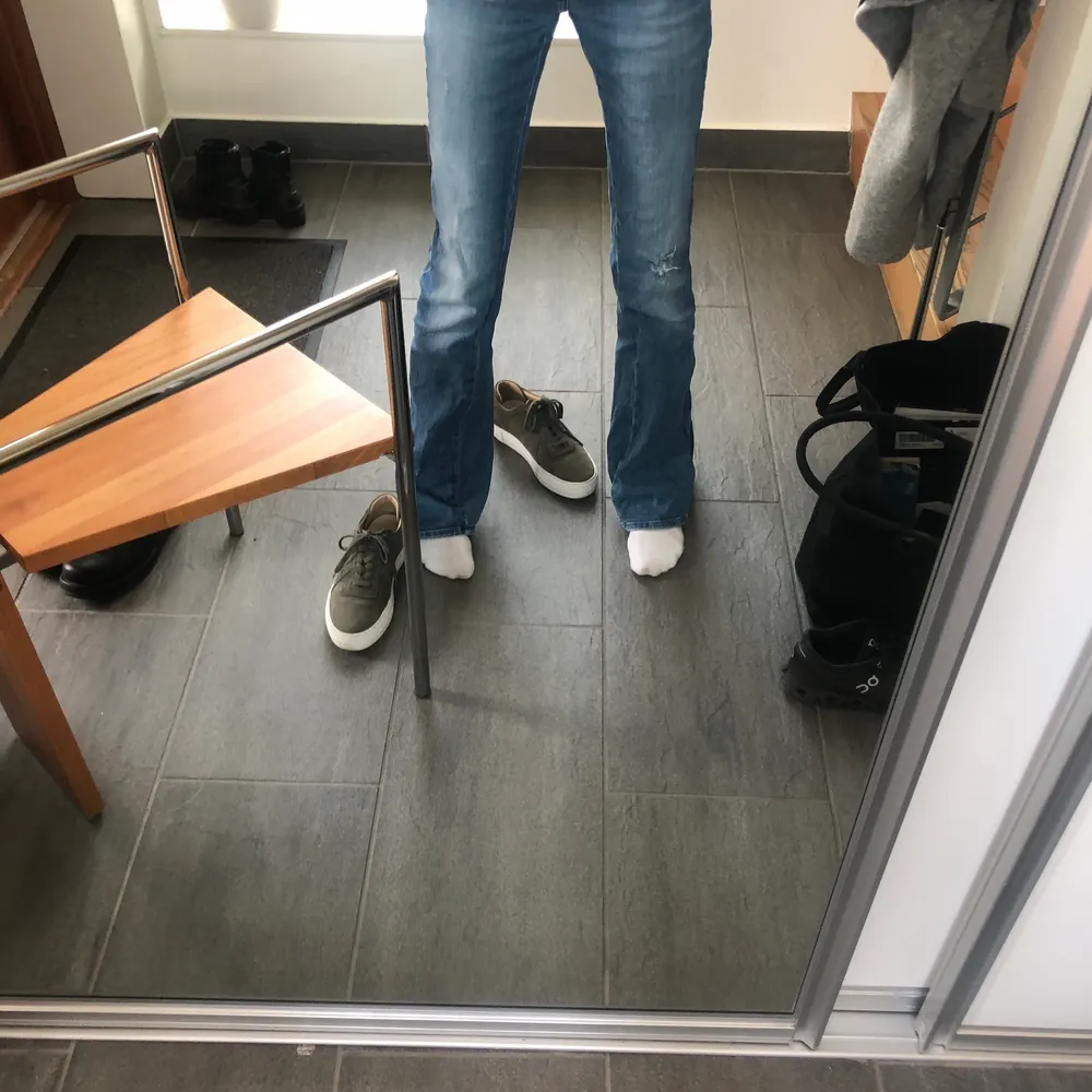 Säljer dessa skitsnygg mid Rise jeans från only. Dem är inte så blåa som på bilden och har slits. Dem är stretchiga material och helt nya Max använd två gånger. Passar allt från 32-36 då dem är VÄÄLDIGT stretchiga. Om få intresserade kan pris diskuteras annars blir det budgivning📦💕. Jeans & Byxor.